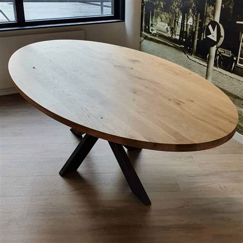 Eikenhouten tafel .